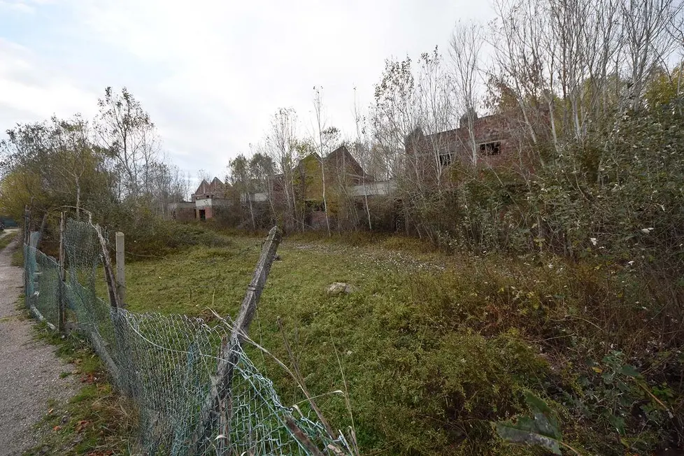 COLUCCI - DINO TOMMASELLA - CAORLE - INCHIESTA "TERME DI CAORLE" - L'AREA INTERESSATA AL PROGETTO TERME LUNGO LA VIA TARGHETE - LE CASE ABBANDONATE E GLI ATTUALI ORTI ESISTENTI -