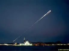 L'eclissi del 1997 a Venezia in una foto di Paolo Bonavoglia