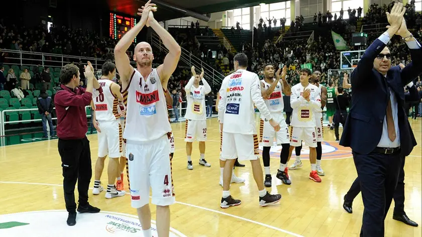 Peric e De Raffaele salutano i tifosi orogranata arrivati ad Avellino
