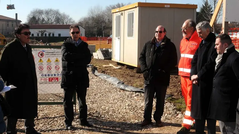 PORTOGRARO - DINO TOMMASELLA - DE POLO -VISITA AL CANTIERE ELIOSUPERFICE - DA SX UGO CAVALLIN (pres. ANCE); iNG. BARADELLO; PETER CASAGRANDE (SERV. TECNICI ULSS); dOTT. LATERZA FRANCO; VILLOTTO lUIGI (V.SINDACO); BRAMEZZA