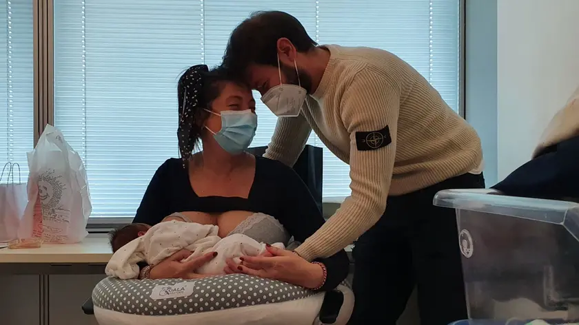 Camilla, Penelope e Piero nella stanza delle api, nel reparto di Pediatria dell'Angelo, un'ora prima che mamma e figlia siano dimesse