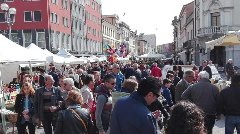 DINELLO - TOMMASELLA DINO - SAN DONA' DI P. - LO STREET FOOD DI SERA E "CENTOPASSIONI" PER LE STADE