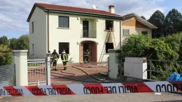 L’edificio di Briana con i vigili del fuoco intenti a verificare la dinamica e ad appurare i danni