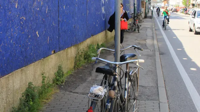 Biciclette parcheggiate in ogni angolo nei pressi della stazione FS Ve.Mestre