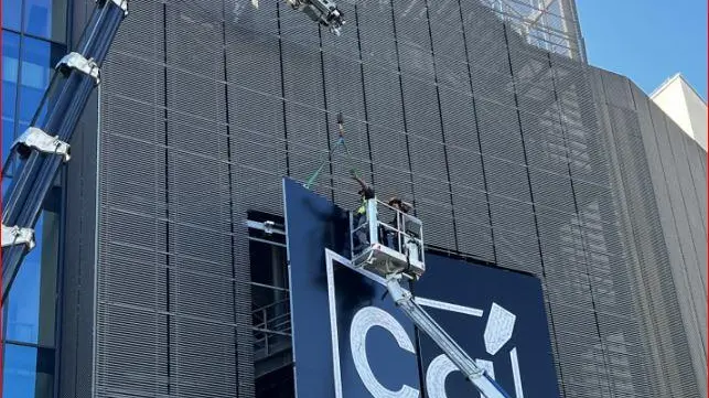 L’installazione della nuova insegna di Ca’ Mestre