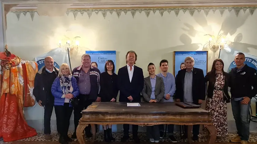 Il candidato sindaco di "Nova Mira" Enrico Carlotto al centro con alcuni dei candidati consiglieri