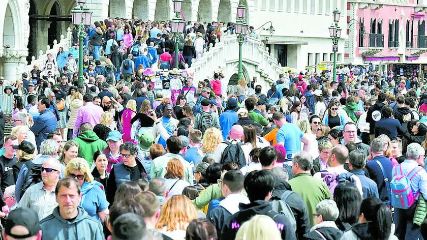 Ponte della Paglia sovraffollato di turisti
