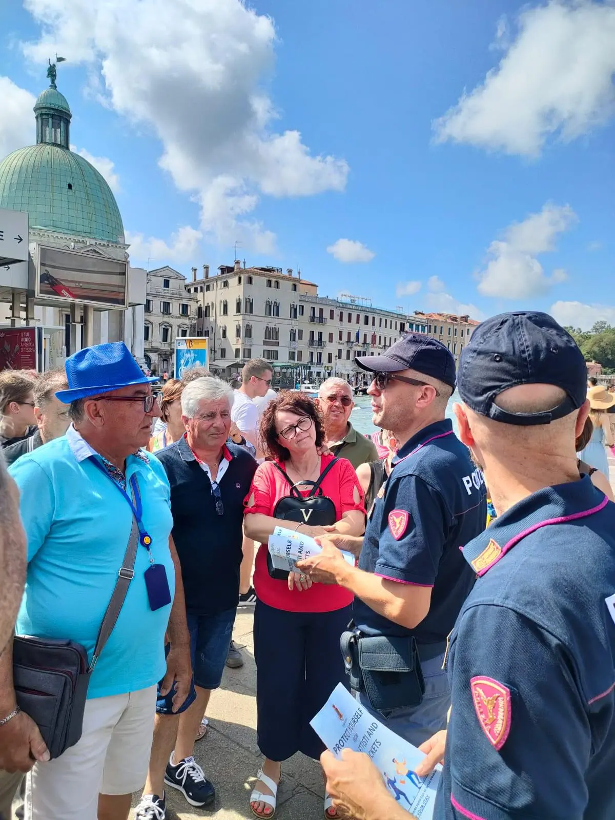 Gli opuscoli distribuiti dalla polizia allo stand in Santa Lucia (Foto d'archivio)