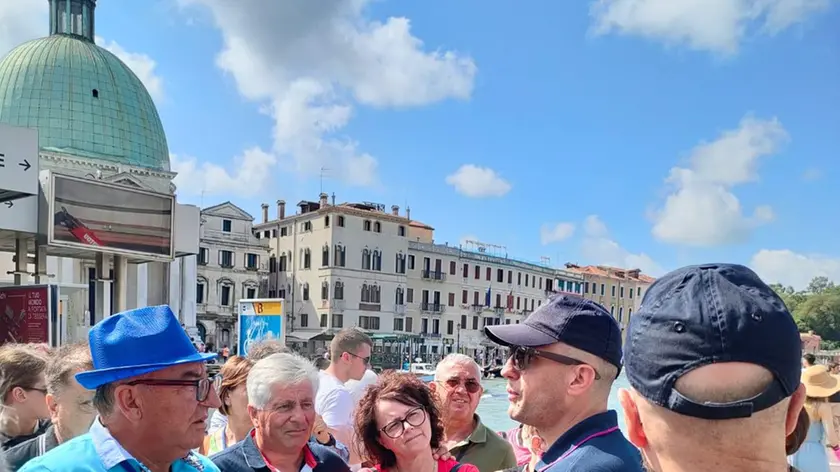 Gli opuscoli distribuiti dalla polizia allo stand in Santa Lucia (Foto d'archivio)
