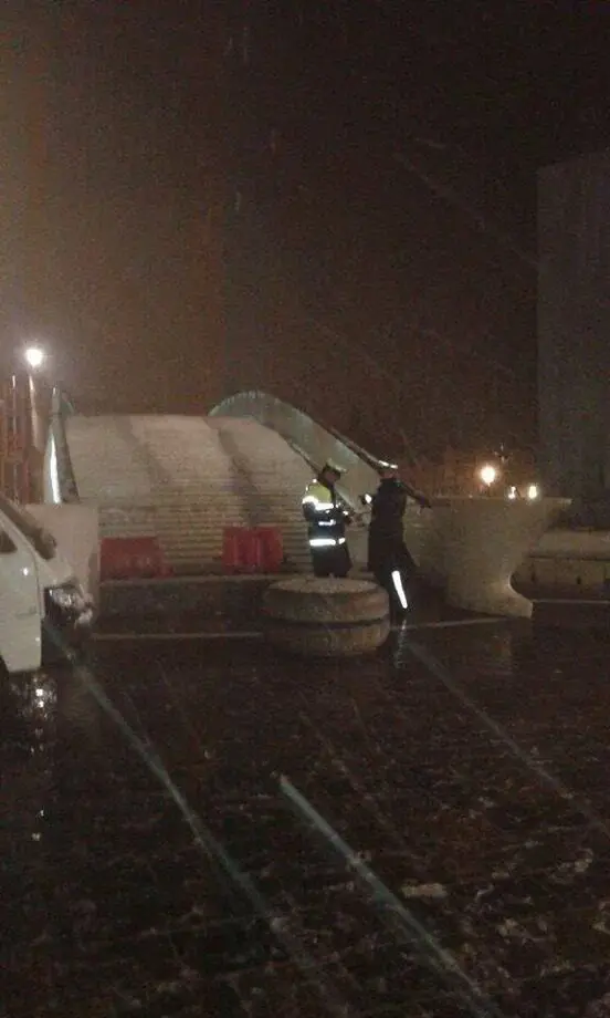 Nella notte è stato chiuso il ponte di Calatrava per il rischio "scivoloni"
