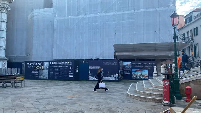 Il cantiere per la ristrutturazione dell’hotel Bauer, uno degli storici cinque stelle di Venezia