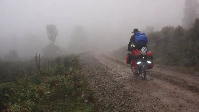 Sentieri sulla sua amata bicicletta in un viaggio