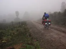 Sentieri sulla sua amata bicicletta in un viaggio