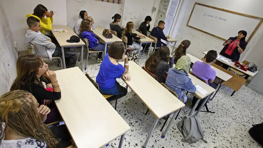 20090914 - ROMA - HUM - 8 MILIONI STUDENTI TORNANO A SCUOLA, CAMBIA 1/3 DEI PROF..Primo giorno di scuola all'Istituto di Stato della Cinematografia e Televisione, Roberto Rossellini, durante il primo giorno di lezione, oggi 14 settembre 2009. Oggi si torna in classe in quasi tutta Italia. Sono circa 8 milioni gli studenti che riprenderanno l'attivita'. A tutti il ministro dell'istruzione Mariastella Gelmini ha inviato un augurio. Un terzo degli studenti, secondo la rivista Tuttoscuola, avra' la sorpresa di avere nuovi professori. Sarebbero quasi 200 mila gli insegnanti che cambiano sede quest'anno; 70 mila per scelta, gli altri perche' precari... ANSA/ ALESSANDRO DI MEO / DBA