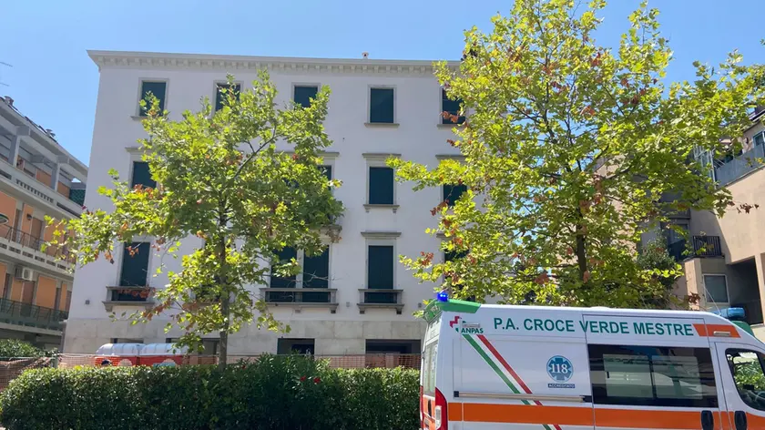L'hotel Helvetia da dove l'operaio minaccia di buttarsi (foto Barbiero)