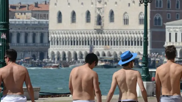 Interpress/M.Tagliapietra Venezia 27.08.2016.- Turisti a torso nudo.