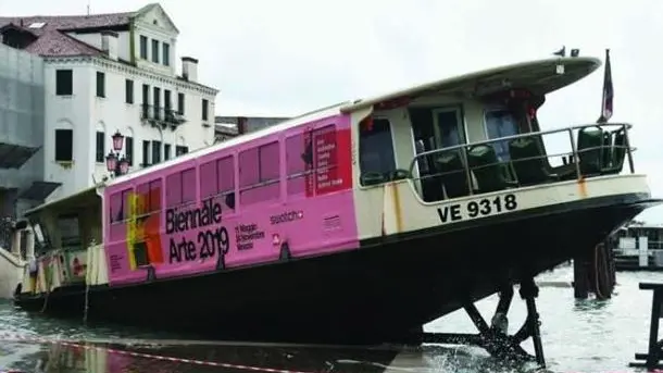 Il battello Actv in riva degli Schiavoni dopo l’acqua granda del 2019