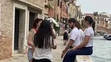 Gli studenti fuori da scuola durante la maturità