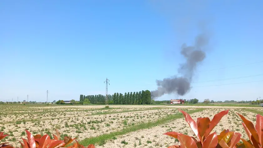 La colonna di fumo che sale dalla discarica Veritas in via Pantiera a Jesolo