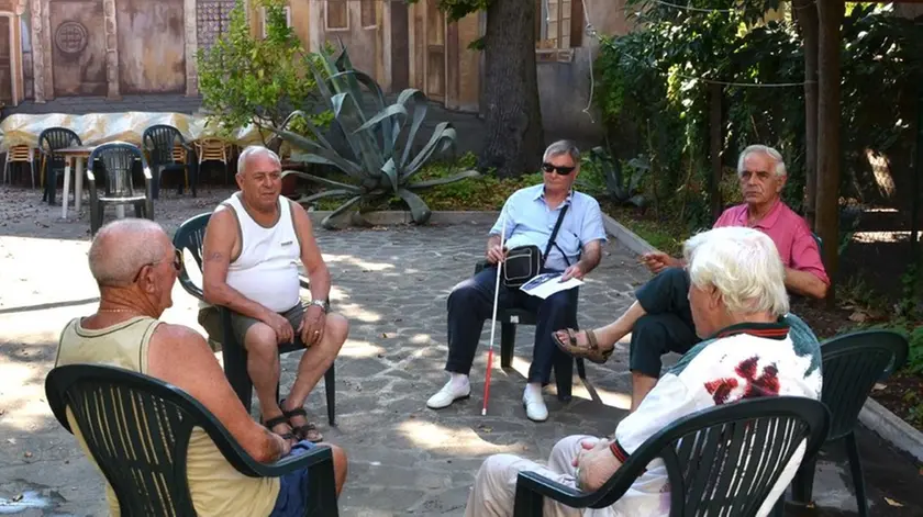 Un gruppo di anziani a Venezia