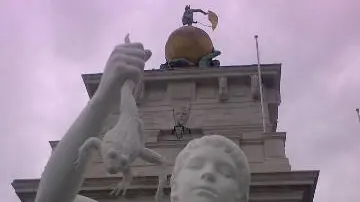 Statua ''Ragazzo con la rana'' dell'artista Charles Ray, donata dal mecenate francese Francois Pinault a Venezia, 21 novembre 2010. Polemiche a Venezia per l'assenza del lampione che fino all'anno scorso faceva da 'sentinella' sul punto estremo di Punta della Dogana, cuore del Bacino di San Marco. Nel giugno 2009 il lampione è stato rimosso per far posto alla scultura del 'Ragazzo con la rana', a perorare la causa del lampione ora è il popolo di Facebook. ANSA / ETTA LISA BASALDELLA