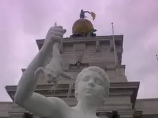 Statua ''Ragazzo con la rana'' dell'artista Charles Ray, donata dal mecenate francese Francois Pinault a Venezia, 21 novembre 2010. Polemiche a Venezia per l'assenza del lampione che fino all'anno scorso faceva da 'sentinella' sul punto estremo di Punta della Dogana, cuore del Bacino di San Marco. Nel giugno 2009 il lampione è stato rimosso per far posto alla scultura del 'Ragazzo con la rana', a perorare la causa del lampione ora è il popolo di Facebook. ANSA / ETTA LISA BASALDELLA