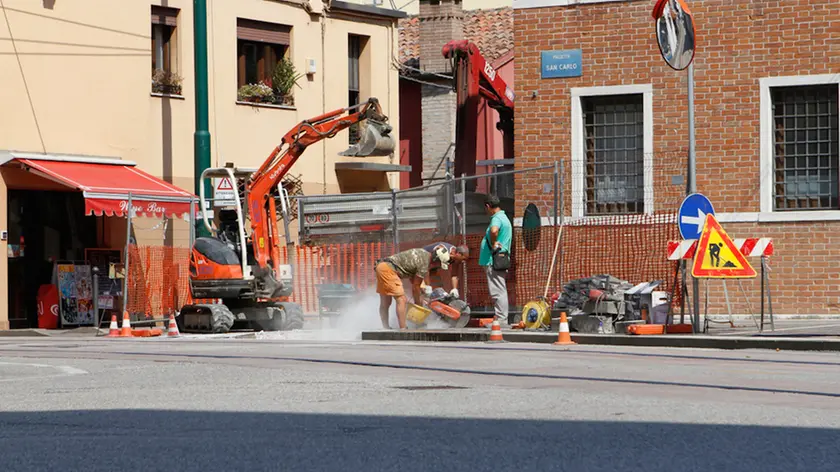 Agenzia Candussi giornalista Chiarin. Via Costa Mestre. nella foto il cantiere all'angolo tra via Costa, Via Olivi e via Capuccina.