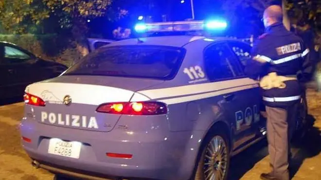 in foto la polizia intervenuta sul parcheggio dove si e' svolto l'agguato..RAPINA PER 30 MILA EURO ALL' IPPODROMO SANT'ARTEMIO IN VIALE FELISSENT - polizia notte..