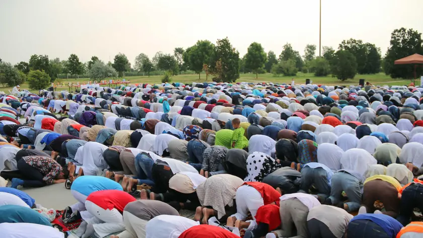 Fedeli in un parco di Mestre durante la preghiera finale che conclude il Ramadan