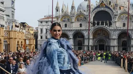 Interpress/M.Tagliapietra Venezia 26.02.2017.- Carnevale. Volo Dell'Aquila, Melissa Satta. Piazza San Marco.