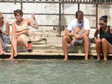 Interpress/M.Tagliapietra Venezia 09.08.2014.- Turismo. Bivacco e refrigerio a Rialto