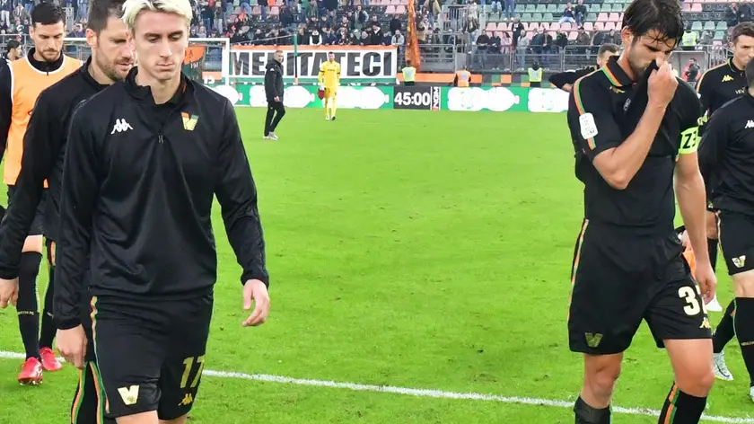 La delusione di Dennis Johnsen e Pietro Ceccaroni al termine della gara contro la Reggina.