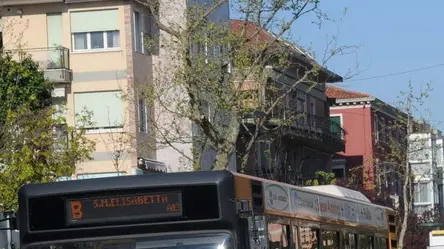 Caiaffa Interpress Venezia, 09.04.2011.- Lido di Venezia.- Nella foto Autobus ACTV in Gran Viale Lido di Venezia, bus - spiaggia ...