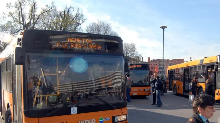 Venezia, 12.04.2006.- Con ordinanza C.P., chiuso il Canale della Scomenzera.- Approntato dall'ACTV un servizio navetta tra S.Marta e Piazzale Roma.- Nella foto la navetta a Piazzale Roma.- Interpress/Agostini