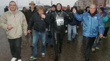 SETTANTENNE. Paolo Donaggio (al centro in tuta nera) festeggiato l’altro ieri all’arrivo in Riva Sette Martiri a Venezia La sua maratona personale si è svolta tutta nell’acqua