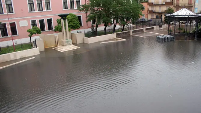 Questa non è una piscina ma piazza Todaro allagata per il mancato funzionamento delle pompe idrauliche