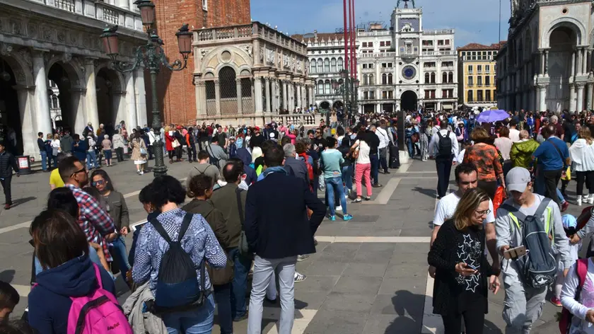 Interpress/Mazzega Venezia, 16.04.2017.- Turismo Pasquale a San Marco, lunga coda per l'accesso al Campanile