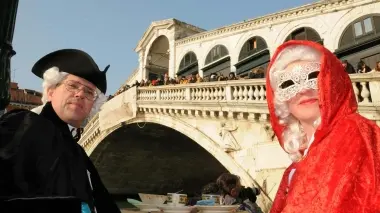 Maschere sotto il ponte di Rialto a sinistra Davide Rampello e Marco Balich