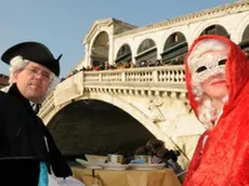 Maschere sotto il ponte di Rialto a sinistra Davide Rampello e Marco Balich