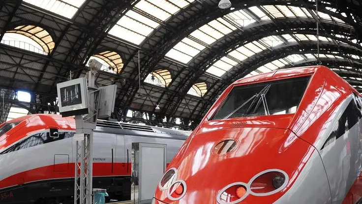 20091113 - MILANO - TRENI: DA OGGI NUOVO TRATTO ALTA VELOCITA'; AUMENTANO PREZZI.. - L'inaugurazione del treno Frecciarossa, il 13 novembre 2009 alla stazione di Milano Centrale. ..Entra in vigore da oggi il nuovo orario delle Ferrovie, il primo con la linea alta velocita' completata, da Torino a..Salerno. La tratta Roma-Milano sara' percorsa in meno di tre ore, in 37 minuti Firenze-Bologna. Aumentano anche le frequenze..dei treni ad alta velocita', ma anche il costo dei biglietti. Ad esempio un biglietto di seconda classe Milano-Roma passa da..75,10 euro a 89 euro; Milano-Bologna 41 euro invece di 37,10. Lecce-Milano 88 euro; Roma-Venezia 73. ..ANSA / DANIEL DAL ZENNARO / DBA