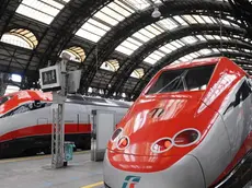 20091113 - MILANO - TRENI: DA OGGI NUOVO TRATTO ALTA VELOCITA'; AUMENTANO PREZZI.. - L'inaugurazione del treno Frecciarossa, il 13 novembre 2009 alla stazione di Milano Centrale. ..Entra in vigore da oggi il nuovo orario delle Ferrovie, il primo con la linea alta velocita' completata, da Torino a..Salerno. La tratta Roma-Milano sara' percorsa in meno di tre ore, in 37 minuti Firenze-Bologna. Aumentano anche le frequenze..dei treni ad alta velocita', ma anche il costo dei biglietti. Ad esempio un biglietto di seconda classe Milano-Roma passa da..75,10 euro a 89 euro; Milano-Bologna 41 euro invece di 37,10. Lecce-Milano 88 euro; Roma-Venezia 73. ..ANSA / DANIEL DAL ZENNARO / DBA