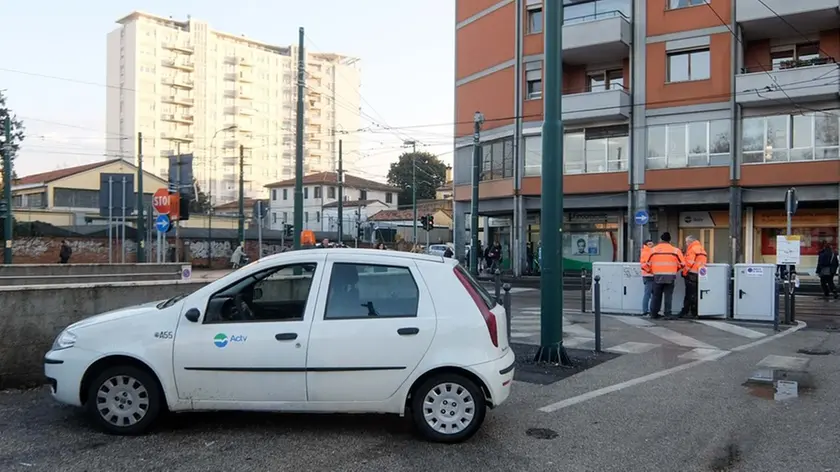 Foto Agenzia Candussi/ Chiarin/ Mestre, piazzale Cialdini/ Tecnici ACTV controllano il funzionamento dei cambi dei binari del tram