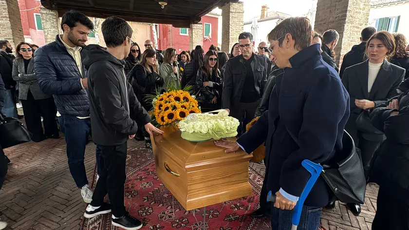 Girasoli per l'addio civile a Giorgioo Nicotra