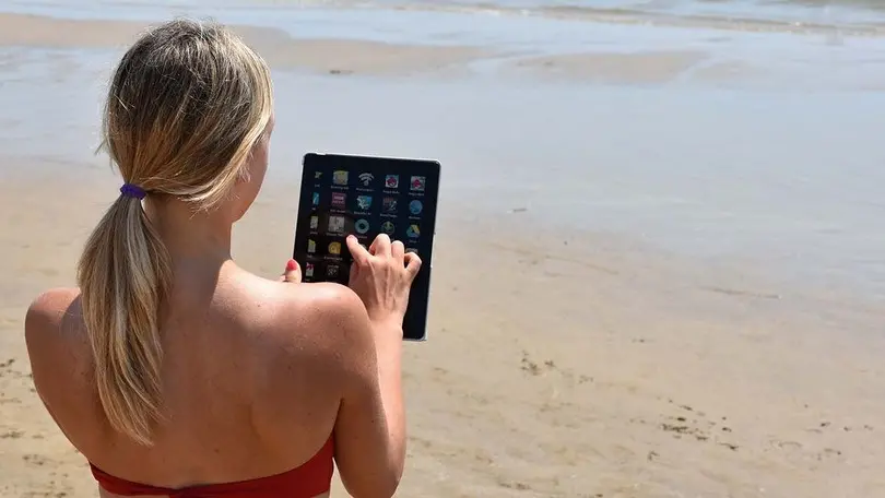 VATRELLA - DINO TOMMASELLA - JESOLO LIDO - USO DEL TABLET IN SPIAGGIA GRAZIE CONNESSIONE WI-FI