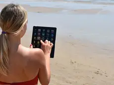 VATRELLA - DINO TOMMASELLA - JESOLO LIDO - USO DEL TABLET IN SPIAGGIA GRAZIE CONNESSIONE WI-FI