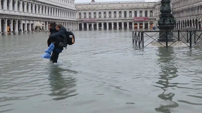 Interpress/Gf.Tagliapietra. 24.11.19.- Acqua alta a Venezia. nelle foto Rialto,San Marco con il sindaco Brugnaro.