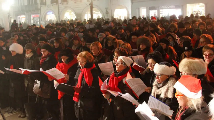 Agenzia Candussi giornalista Costa. Auguri del Sindaco Brugnaro e concerto di Natale in Piazza Ferretto Mestre.