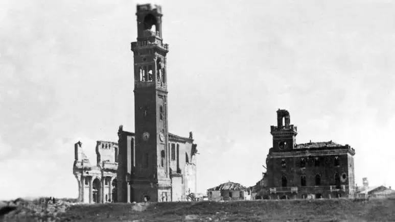 Il duomo e il municipio dopo i bombardamenti