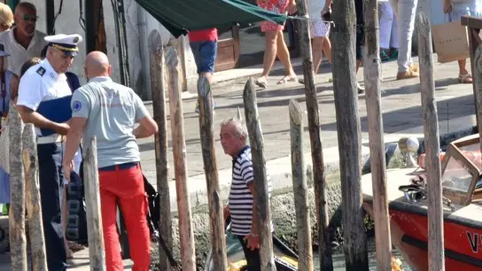 Interpress Mazzega Venezia, 02.09.2016.- Gondola capovolta a Rialto da sei turisti tedeschi.- Nella foto l'intervento dei sub dei Vigili del Fuoco per radrizzare la gondola e recuperare le borse con i documenti dei croceristi