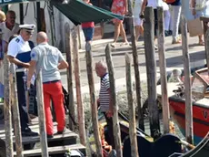 Interpress Mazzega Venezia, 02.09.2016.- Gondola capovolta a Rialto da sei turisti tedeschi.- Nella foto l'intervento dei sub dei Vigili del Fuoco per radrizzare la gondola e recuperare le borse con i documenti dei croceristi